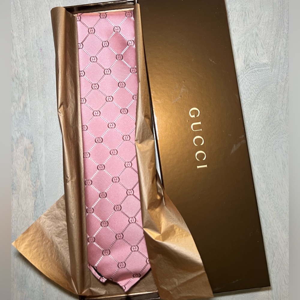Gucci silk pink tie with small g logo